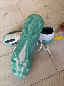 Adidas jalgpallisaapad (4 foto / 5)