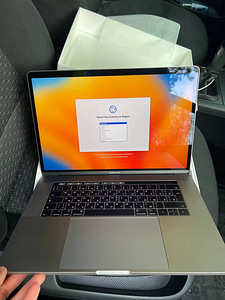 MacBook Pro 15,4 дюйма 2018 (2 фото из 9)