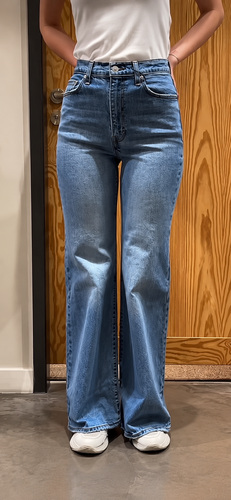 Levi’s Ribcage Bell Premium High Rise W24 L30