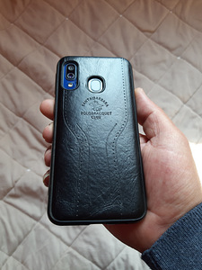 Samsung Galaxy A40, 64 ГБ (2 фото из 4)