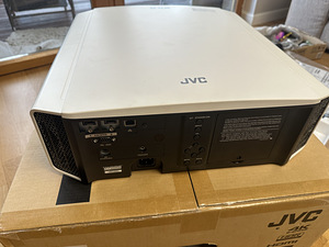 JVC DLA-X500RWE 3D+4K Kodukino Projektor (5 foto / 10)