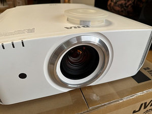 JVC DLA-X500RWE 3D+4K Kodukino Projektor (6 foto / 10)