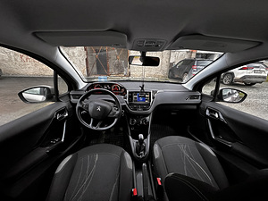 Peugeot 208 (6 фото из 8)