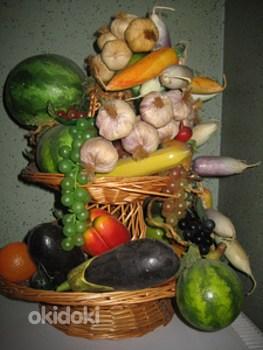 Искусственные фрукты и овощи в красивой корзине (фото #1)