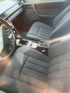 MERCEDES-BENZ E 250T D (10 foto / 10)