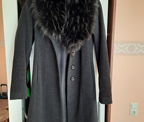 Почти новое шерстяное пальто Hansmark 34