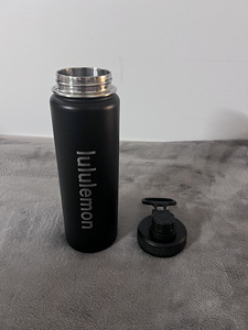 Lululemon Musta Juomapullo 700ML (2 valokuva sivusta 3)