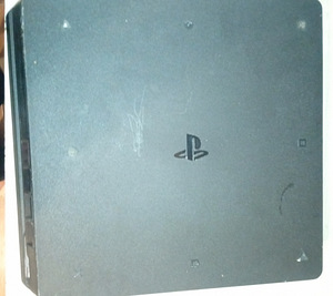 Playstation 4 slim (2 foto / 2)