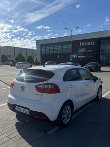 Kia Rio (5 foto / 10)
