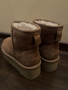 UGG (2 фото из 2)