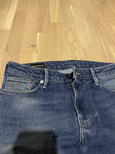Джинсы Armani (3 фото из 4)