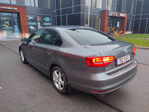 Volkswagen Jetta (4 foto / 11)