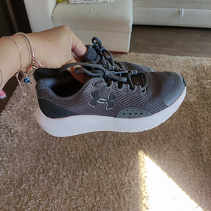 Детские кроссовки (1 фото из 5)