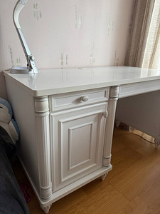 Valge kirjutuslaud ja roosa tool (5 foto / 5)