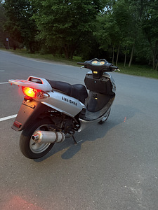 Скутер Velimotor 50cc (2 фото из 5)