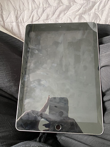 Apple iPad 6th Gen (2018) Wi-Fi 32GB (2 foto / 5)