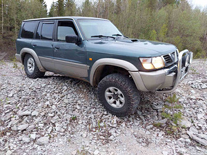 Nissan Patrol (8 foto / 15)