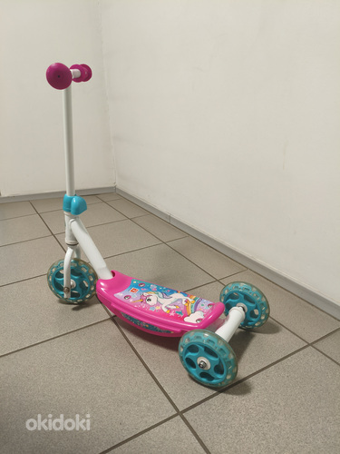 Tõukeratas tüdrukule