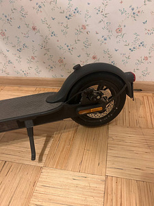 Продам Электросамокат Xiaomi Mi Electric Scooter Essential (3 фото из 4)