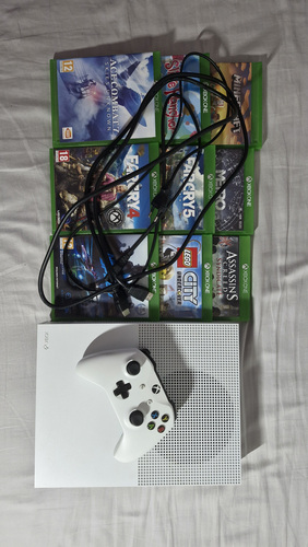Xbox One S + 1 pult + 10 MÄNGU + kaablid