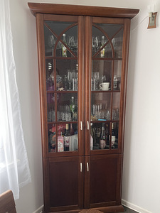 Täispuidust nurgavitriin valgustusega (1 foto / 2)
