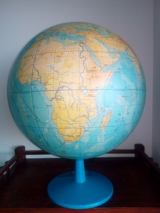 Suur nõukaaegne gloobus (ca42 cm läbimõõt) + maakaart. (1 foto / 3)