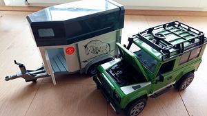 BRUDER Land Rover Defender hobuseveotreileriga (4 foto / 10)