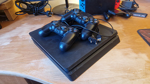 PS4 Slim 500GB + 4 игры (4 фото из 4)
