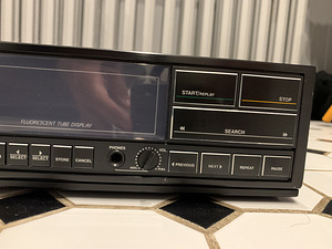 Проигрыватель компакт-дисков Philips CD304 (4 фото из 9)