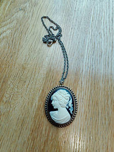 PRONSSI CAMEE KAULAKORU / PUKUKORU (1 valokuva sivusta 2)