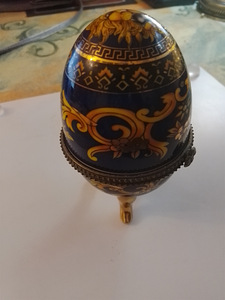 Tumman sininen rasia kullan väriset koristeet (1 valokuva sivusta 5)