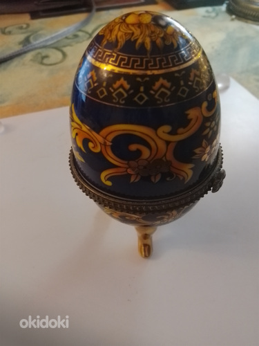 Tumman sininen rasia kullan väriset koristeet