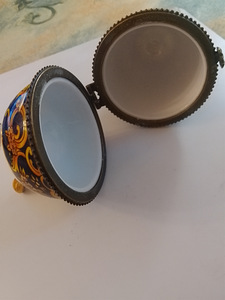 Tumman sininen rasia kullan väriset koristeet (4 valokuva sivusta 5)