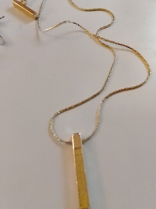 Naisten kaulakoru ja korvakorut korurasiassa (1 valokuva sivusta 5)