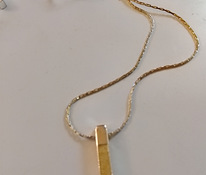 Naisten kaulakoru ja korvakorut korurasiassa