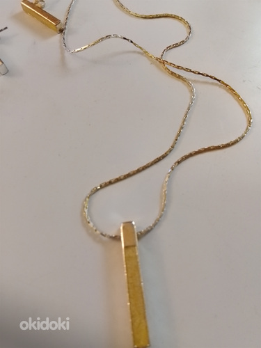 Naisten kaulakoru ja korvakorut korurasiassa