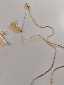 Naisten kaulakoru ja korvakorut korurasiassa (3 valokuva sivusta 5)