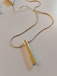 Naisten kaulakoru ja korvakorut korurasiassa (4 valokuva sivusta 5)