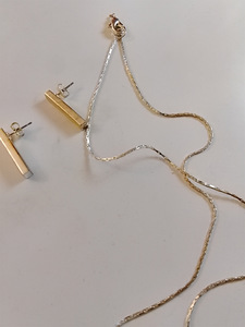 Naisten kaulakoru ja korvakorut korurasiassa (5 valokuva sivusta 5)