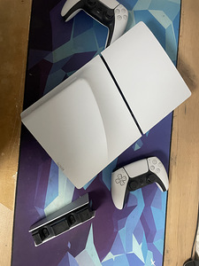Продаю PS5 Slim (версия с дисководом) в отличном состоянии. (2 фото из 3)