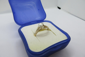 Золотое кольцо-жемчуг с бриллиантами-женское-1,88гр.