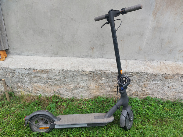 Электросамокат Xiaomi Mi Electric Scooter Essential