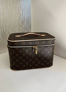 Элегантная косметичка Louis Vuitton Nice BB с монограммой для макияжа (2 фото из 2)