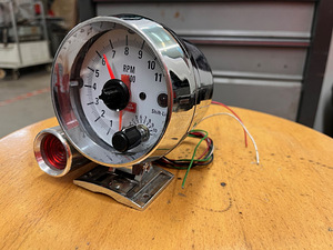 Auto Gauge reguleeritav shift light koos tahhomeetriga (3 foto / 3)