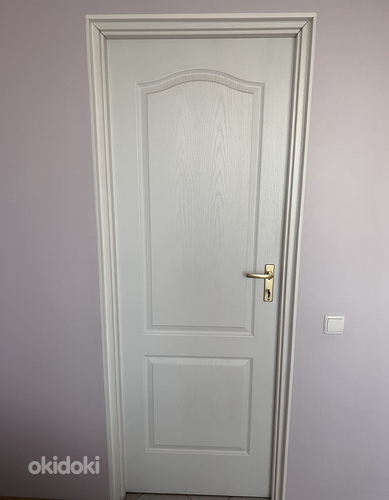 Белая внутренняя дверь с ручками . (фото #2)