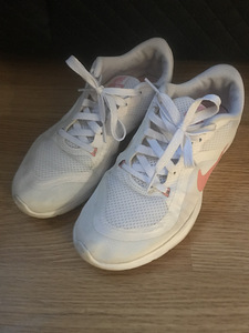 Кроссовки Nike (3 фото из 4)