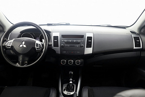 Mitsubishi Outlander Luxury Facelift ATM 2.2 Di-D 115kW (5 foto / 9)