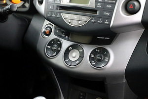 Toyota RAV4 Luxury 4x4 2.2 D-CAT 130kW (8 foto / 8)