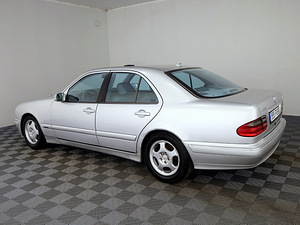 Mercedes-Benz E 320 Avantgarde ATM 3.2 CDI 145kW (4 foto / 8)