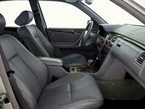 Mercedes-Benz E 320 Avantgarde ATM 3.2 CDI 145kW (6 foto / 8)